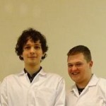 Studenci z Chemicznego Koła Naukowego „FLOGISTON” Tomasz Wojciechowski, Marcin Orawiec oraz Piotr Mędykowski i Szymon Mędykowski